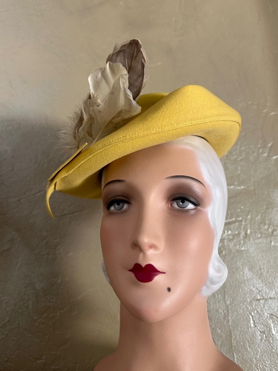DAZZLING 1940s\' YELLOW FELT FEDORA - UPTURNED 2 PIECE BRIM+ IVORY/BROWN FEATHERS main image 11